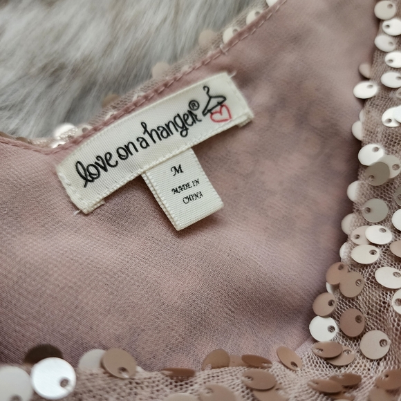 NWT Love On A Hangar Nude Sequince V Neck Tank Top Sz M - Picture 6 of 9